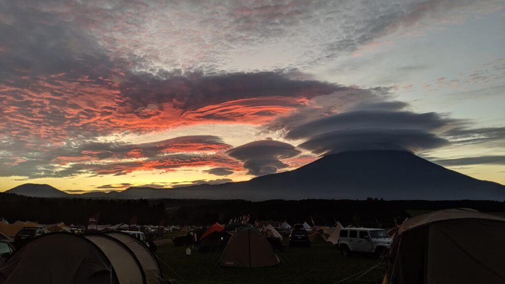 笠雲のかかった富士山の日の出